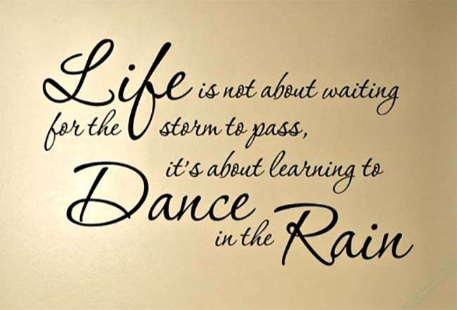 Cuộc sống không phải là chờ đợi cơn bão qua, mà là học cách nhảy trong vũ bão