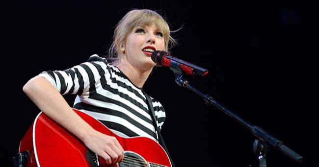 Ca sĩ Taylor Swift thể hiện những ca khúc Đồng quê