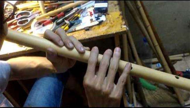 Cách đặt tay trên thân sáo