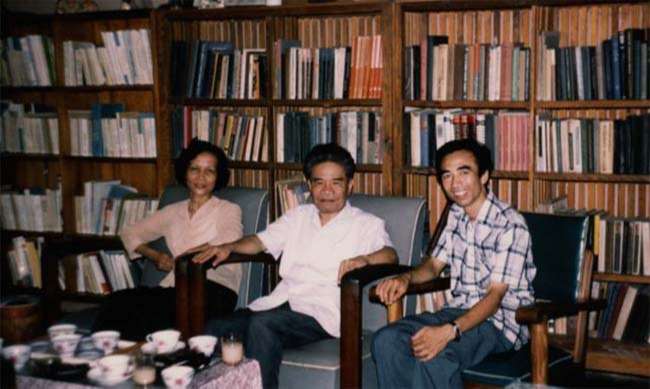 GS Bùi Trọng Liễu (phải) và GS. Tạ Quang Bửu cùng phu nhân, Hà Nội, 1970
