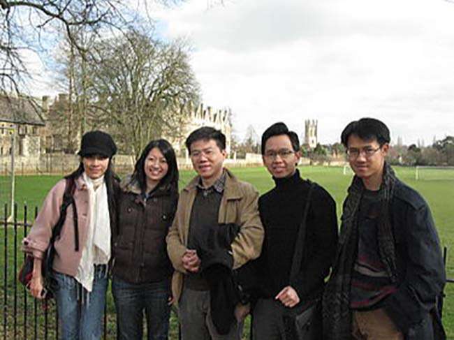 Giáo sư Ngô Bảo Châu chụp hình cùng một số sinh viên và đồng nghiệp ở Christ Church Meadow, Trường Đại học Oxford, Anh
