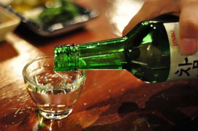 Khi sinh sống tại Hàn Quốc bạn nên lưu ý khi rót rượu tránh để miệng chai chạm vào miệng ly