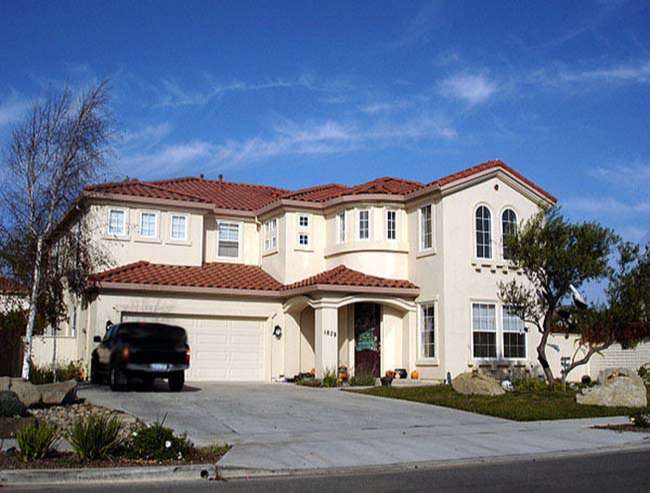 Một ngôi nhà ngoại ô lớn trị giá khoảng 1.000.000 đô la (năm 2006) ở Salinas, California, được hiển thị cho quy mô sức mua